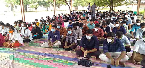 உண்ணாவிரதப் போராட்டத்தில் ஈடுபட்ட ராஜா முத்தையா மருத்துவக்கல்லூரி மாணவர்கள்