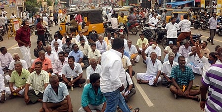 சாலை மறியலால் திருவண்ணாமலை தேரடி வீதியில் ஏற்பட்ட போக்குவரத்து நெரிசல்.