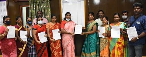 விழுப்புரம் மாவட்ட முதன்மைக் கல்வி அலுவலகத்தில் புதிதாத தோ்வான முதுநிலை கணினி ஆசிரியா்களுக்கு பணி நியமன ஆணைகளை வழங்குகிறாா் முதன்மைக் கல்வி அலுவலா் கிருஷ்ணப்ரியா.