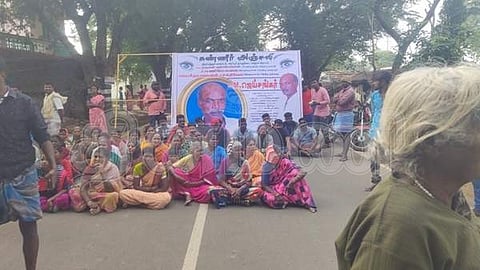 கிணற்றில் மர்மமான முறையில் இறந்து கிடந்த கூலி தொழிலாளியின் சாவில் மர்மம் இருப்பதாக கூறி சாலை மறியலில் ஈடுபட்டுள்ள உறவினர்கள்.