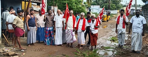 சாலையை சீரமைக்கக் கோரி நடைபெற்ற நாற்று நடும் போராட்டத்தில் பங்கேற்றோா்.