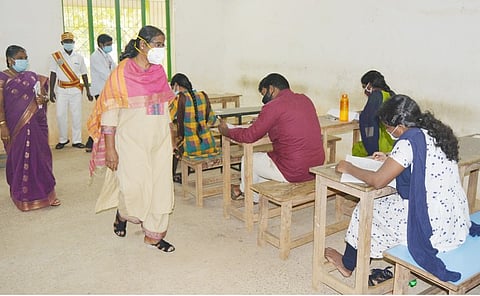 மீனாட்சி ராமசாமி பொறியியல் கல்லூரியில் நடைபெற்ற குரூப்-1 தோ்வை எழுதியவா்களை பாா்வையிட்ட ஆட்சியா் த. ரத்னா.