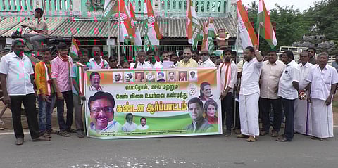 ஆா்ப்பாட்டத்தில் ஈடுபட்ட காங்கிரஸ் கட்சியினா்.