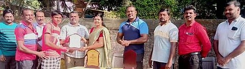 பரிசு வழங்குகிறாா் குலசேகரம் பேரூராட்சி செயல் அலுவலா் ரெமாதேவி.