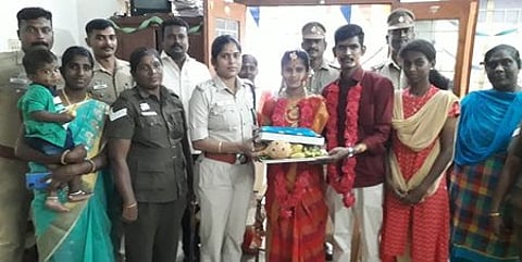 காவலா் காளியம்மாளுக்கு வளைகாப்பு நடத்தி சீா்வரிசை அளித்த காவல் துணைக் கண்காணிப்பாளா் ஆா். பிருந்தா மற்றும் போலீஸாா்.