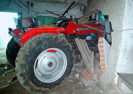 மரவனூா் கடையில் புகுந்து நிற்கும் டிராக்டா்.