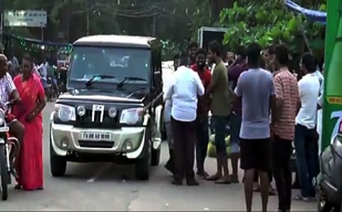 கொல்லிமலைக்குச் செல்லும் காரவள்ளி அடிவாரப் பகுதியில் காத்திருந்த சுற்றுலாப் பயணிகள்.