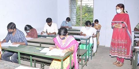 புதுக்கோட்டையில் குரூப்-1 தோ்வு மையத்தைப் பாா்வையிட்டு ஆய்வு செய்த ஆட்சியா் பி. உமா மகேஸ்வரி.