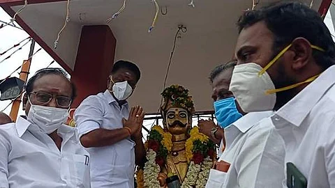 வீரபாண்டிய கட்டபொம்மன் பிறந்த தினத்தை முன்னிட்டு போடியில் உள்ள அவரது சிலைக்கு துணை முதல்வர் ஓ.பன்னீர்செல்வம் மாலை அணிவித்து மரியாதை செலுத்தினார்.