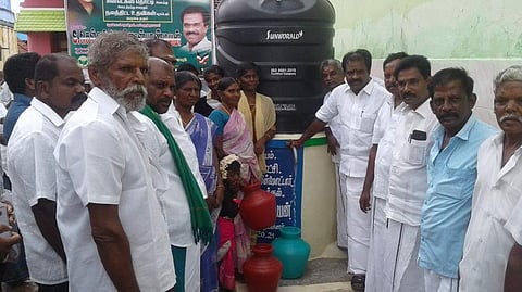 குடிநீர் தொட்டியை திறந்து வைக்கிறார் சி.செல்வமோகனதாஸ் பாண்டியன் எம்.எல்.ஏ.