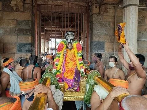 ஸ்ரீரங்கம் அருள்மிகு அரங்கநாத சுவாமி திருக்கோயில் வைகுந்த ஏகாதசி பெருவிழா இராப்பத்து பத்தாவது திருநாளில் ஞாயிற்றுக்கிழமை தீர்த்தவாரி நிகழ்வில் நம்பெருமாள்.