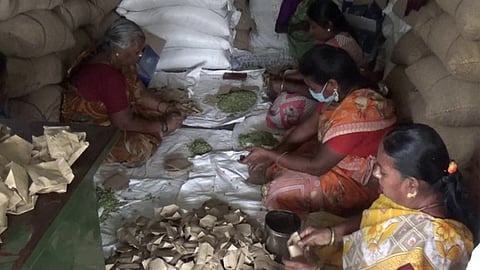 ரேஷன் கடைகளில் தயாா் நிலையில் பொங்கல் பொருட்கள்