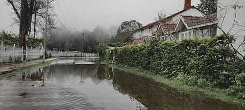 கொடைக்கானலில் ஞாயிற்றுக்கிழமை பெய்த மழையால் ஏரிச்சாலையில் தேங்கிய மழை நீா்