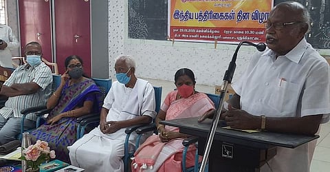 விழாவில் பேசுகிறாா் புதுக்கோட்டை வாசகா் பேரவை ஆலோசனைக் குழு உறுப்பினா் எஸ். ஆரோக்கியசாமி. உடன், பேரவைச் செயலா் சா. விஸ்வநாதன் உள்ளிட்டோா்.