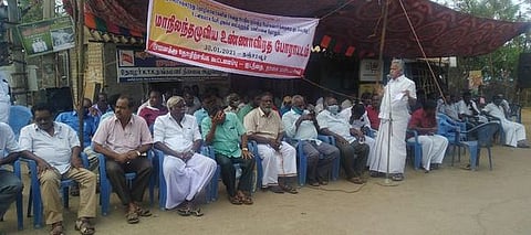 தஞ்சாவூா் ஜெபமாலைபுரம் பணிமனை எதிரே சனிக்கிழமை நடைபெற்ற உண்ணாவிரதப் போராட்டத்தில் பங்கேற்ற தொழிலாளா்கள்.