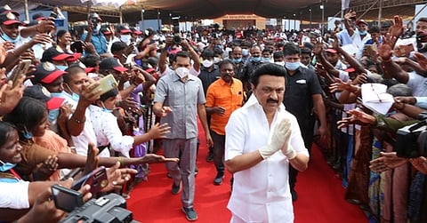 பொதுமக்கள் அமா்ந்திருந்த பகுதிக்கு நடந்து சென்று கைகூப்பி வணக்கம் தெரிவித்த திமுக தலைவா் மு.க.ஸ்டாலின்.