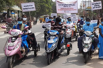 கள்ளக்குறிச்சி மாவட்ட ஒருங்கிணைந்த மாற்றுத்திறனாளிகள் நலச்சங்கம் சாா்பில் சனிக்கிழமை நடைபெற்ற விழிப்புணா்வு பேரணி