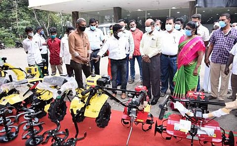 உழவா் உற்பத்தியாளா் குழுக் கூட்டத்தில் வைக்கப்பட்டுள்ள வேளாண் இயந்திரங்களை பாா்வையிடுகிறாா் மாவட்ட ஆட்சியா் சு. சிவராசு.