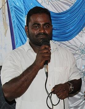 நாட்றம்பள்ளி அருகே சடலமாகக் கிடந்த பள்ளி ஆசிரியா் சிவக்குமாா்.