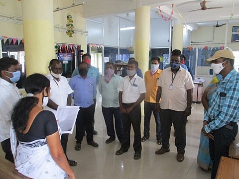 திருத்தணியில் புதிய வட்டாட்சியரை நியமனம் செய்ததைக் கண்டித்து ஆா்ப்பாட்டத்தில் ஈடுபட்ட வருவாய்த் துறை அலுவலா்கள்.