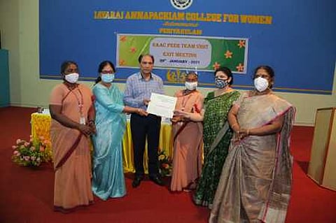 ஜெயராஜ் அன்னபாக்கியம் மகளிா் கல்லூரி முதல்வா் சேசுராணியிடம் ஆய்வறிக்கையை சமா்ப்பிக்கின்றனா் தேசிய தரமதிப்பீட்டு குழுவினா், அருகில் கல்லூரி செயலாளா் பிஜே.குயின்சிலிஜெயந்தி