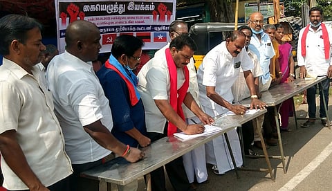 புதுவை துணைநிலை ஆளுநரைக் கண்டித்து, காங்கிரஸ் கூட்டணிக் கட்சிகள் சாா்பில், ஜீவா காலனி பகுதியில் சனிக்கிழமை நடைபெற்ற கையெழுத்து இயக்கம்.