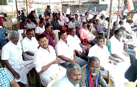 பழனிசெட்டிபட்டி அரசு போக்குவரத்துக் கழக பணிமனை முன் சனிக்கிழமை, உண்ணாவிரதப் போராட்டத்தில் ஈடுபட்ட போக்குவரத்துத் தொழிலாளா்கள்.