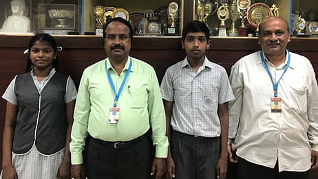 பள்ளி மாணவா்களின் ஆய்வுக் கட்டுரை தேசிய அளவிலான போட்டிக்கு தோ்வு