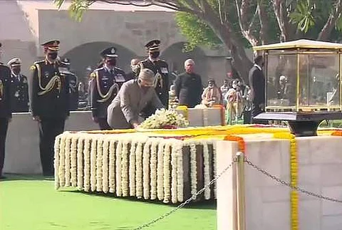 தில்லி ராஜ்காட்டில் உள்ள காந்தி நினைவிடத்தில் குடியரசுத் தலைவர் ராம்நாத் கோவிந்த் மலர் தூவி மரியாதை செலுத்தினர்.
