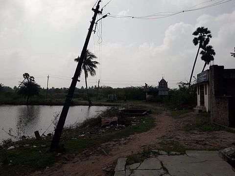 கூத்தாநல்லூரில் சாய்ந்த நிலையில் மின் கம்பம்