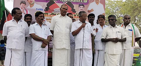 ஆா்ப்பாட்டத்தில் பங்கேற்ற மாவட்ட திமுக செயலா் இரா. ஆவுடையப்பன் உள்ளிட்டோா்.