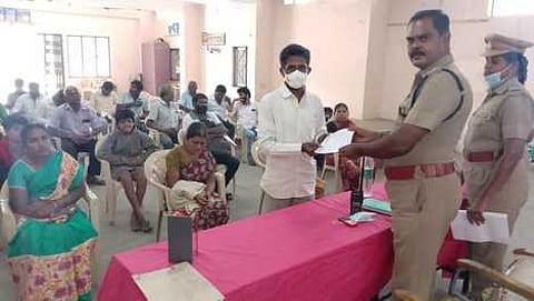 அவிநாசியில் நடைபெற்ற காவல் துறை மனு நீதி நாள் முகாமில் பங்கேற்றோா்.