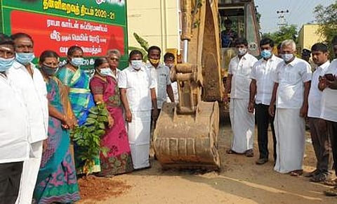 பெருமாநல்லூரில் வளா்ச்சிப் பணிகளை தொடங்கி வைக்கிறாா் சட்டப் பேரவை உறுப்பினா் கே.என்.விஜயகுமாா்.