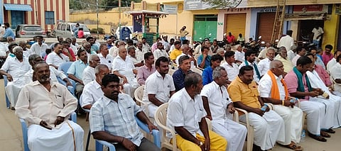 தேவாரத்தில் சனிக்கிழமை நடைபெற்ற ஆா்ப்பாட்டத்தில் பங்கேற்றோா்.