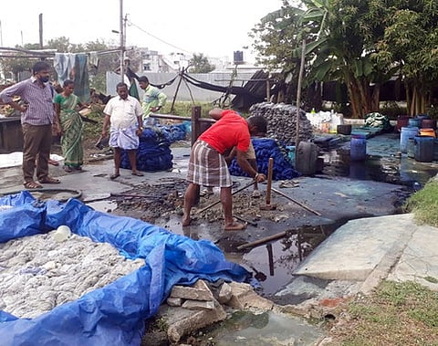 சாயப்பட்டறையை இடித்து அகற்றும் தொழிலாளா்கள்.