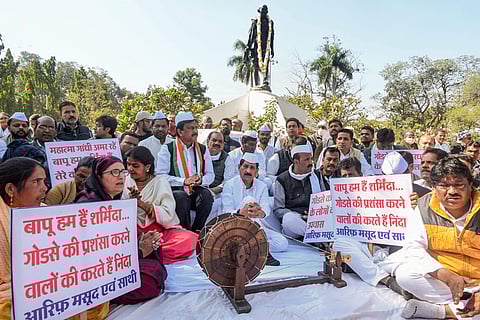 கோட்சேவிற்கு கோயில் கட்டுவதற்கு எதிர்ப்பு தெரிவித்து மத்தியப் பிரதேசத்தில் காங்கிரஸ் கட்சியினர் காந்தி சிலை முன்பு ஆர்ப்பாட்டம்