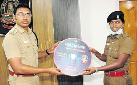 பெண் காவலரின் விழிப்புணர்வுப் பாடல்!