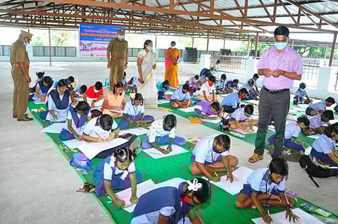 காரைக்காலில் சாலைப் பாதுகாப்பு விழிப்புணா்வு ஓவியப் போட்டி