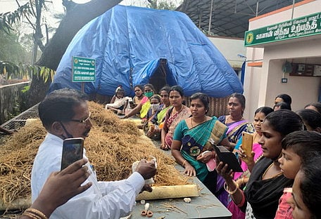 காளான் வளா்ப்புப் பயிற்சியில் பங்கேற்ற மகளிா் குழுவினா்.