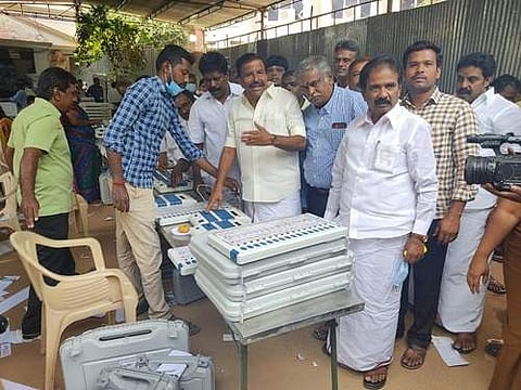 வாக்குப்பதிவு இயந்திரங்கள் தகுதியாக உள்ளதா என்பது குறித்து ஆய்வு செய்த முன்னாள் அமைச்சரும், திமுக முதன்மைச் செயலருமான கே. என். நேரு.