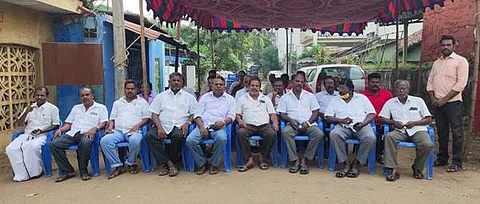 ஊதிய ஒப்பந்த பேச்சுவார்த்தை நடத்தப்படாததைக் கண்டித்து மயிலாடுதுறை அரசுப் போக்குவரத்துக் கழக பணிமனை முன்பு உண்ணாவிரதப் போராட்டத்தில் ஈடுபட்ட போக்குவரத்து தொழிற்சங்கத்தினர்.
