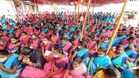 கோரிக்கைகளை நிறைவேற்ற வலியுறுத்தி காஞ்சிபுரத்தில் போராட்டம் நடத்திய அங்கன்வாடி ஊழியா்கள் மற்றும் உதவியாளா்கள்.