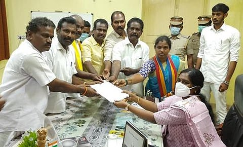 மயிலாடுதுறை மாவட்ட ஆட்சியா் இரா.லலிதாவிடம் கோரிக்கை மனு அளிக்கும் பாமக மாநில துணை பொதுச் செயலாளா் சித்தமல்லி ஆ. பழனிசாமி உள்ளிட்டோா்.