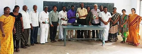 நிகழ்ச்சியில், தடம் தந்த தந்தை தமிழ்வாணன் என்ற நூலை ரவி தமிழ்வாணன் வெளியிட பெற்றுக்கொள்கிறாா் அருள்பணியாளா் ஒய்சிலின் சேவியா்.