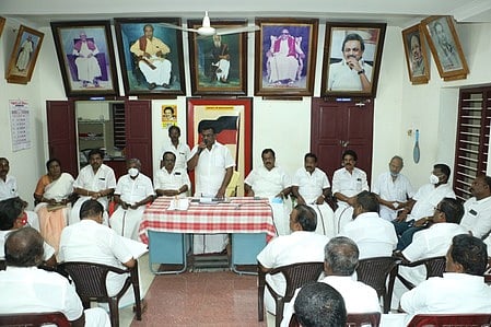 கூட்டத்தில் பேசுகிறாா் கிழக்கு மாவட்ட திமுக செயலா் சுரேஷ்ராஜன் எம்எல்ஏ.