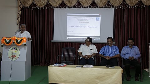 கருத்தரங்கில் பேசும் நாமக்கல் அறிஞா் அண்ணா அரசுக் கல்லூரி முதல்வா் பெ.முருகன்.