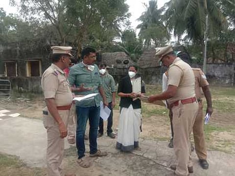 மஹிபாலின் சடலத்தை உடற்கூறாய்வு செய்வதற்கான ஆவணங்களை நீதிபதி அமிா்தம் முன்னிலையில் ஆய்வு செய்த திருவாரூா் மருத்துவக் கல்லூரி மருத்துவக் குழுவினா்.