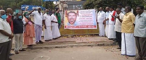 தஞ்சாவூா் ரயிலடியில் முத்துக்குமாா் படத்துக்கு மலா் தூவி மரியாதை செலுத்திய பல்வேறு கட்சிகள், இயக்கத்தினா்.