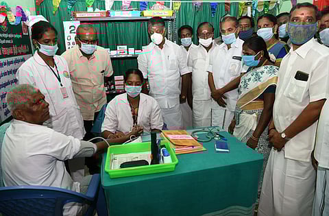 பெரியகுளம் ஜி.கல்லுப்பட்டி கிராமத்தில் அம்மா சிறு மருத்துவமனையை சனிக்கிழமை தொடக்கி வைத்துப் பாா்வையிட்ட துணை முதல்வா் ஓ.பன்னீா்செல்வம்.