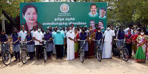 ஜெய்வாபாய் நகரவை பெண்கள் மேல்நிலைப் பள்ளியில் மாணவிகளுக்கு விலையில்லா மிதிவண்டிகளை சனிக்கிழமை வழங்குகிறாா் சட்டப் பேரவை உறுப்பினா் சு.குணசேகரன்.